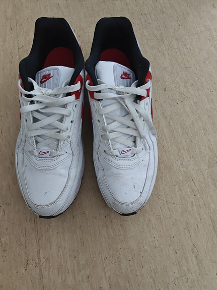 myynniissä vähän käytetyt Nike kengät