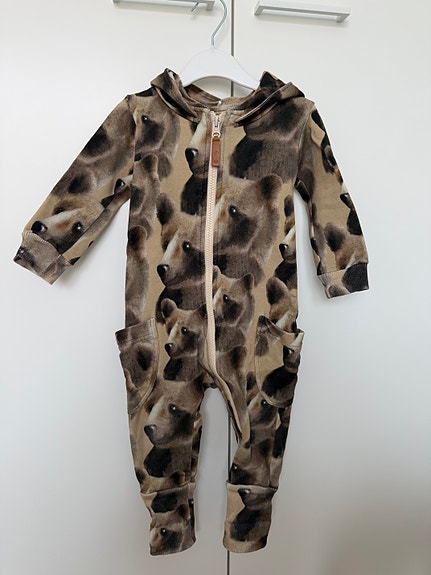 Metsolan karhu jumpsuit/haalari