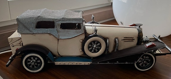 Koristeellinen vanha auto - pienoismalli