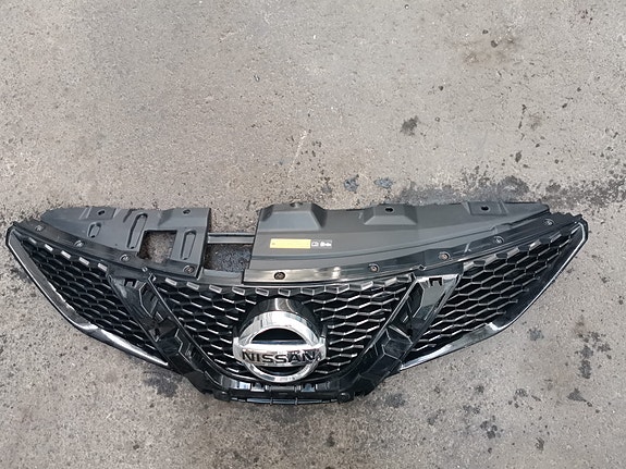 Nissan etusäleikkö / maski