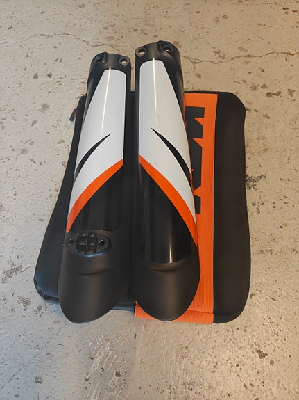 KTM 690 Enduro R etuiskunvaimentimien suojat