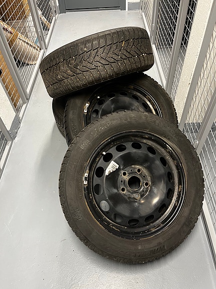 Hyväkuntoiset kitkarenkaat 205/55R16 + uudehkot peltivanteet 5x112 (VAG)