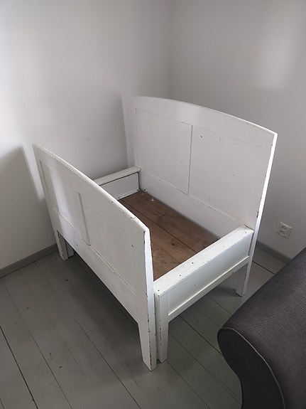 Vanha jatkettva puinen sänky