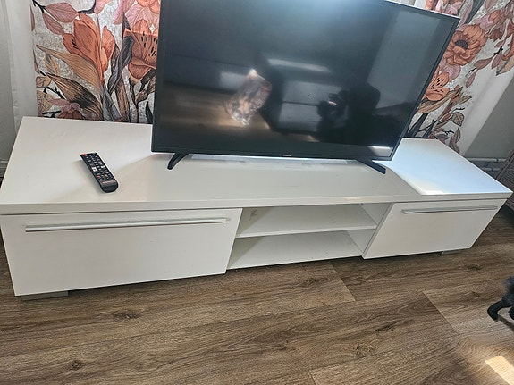Valkoinen tv taso