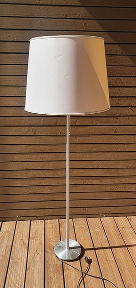 Valkoinen lattiavalaisin varjostimella