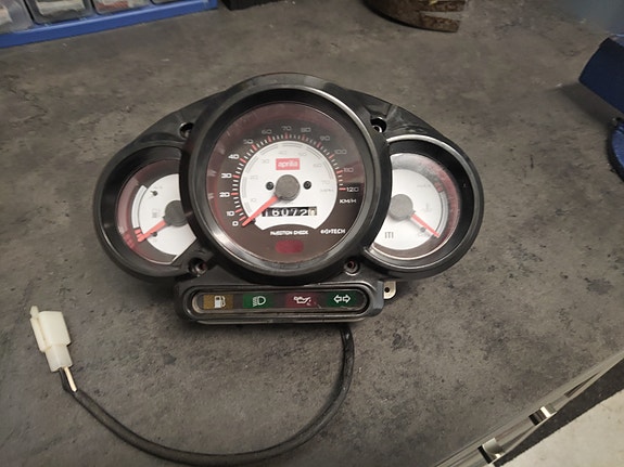 Aprilia sr ditech mittaristo