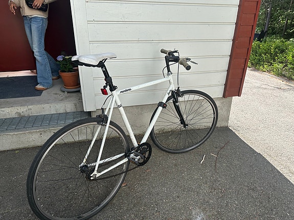 Valkoinen pyörä 28"