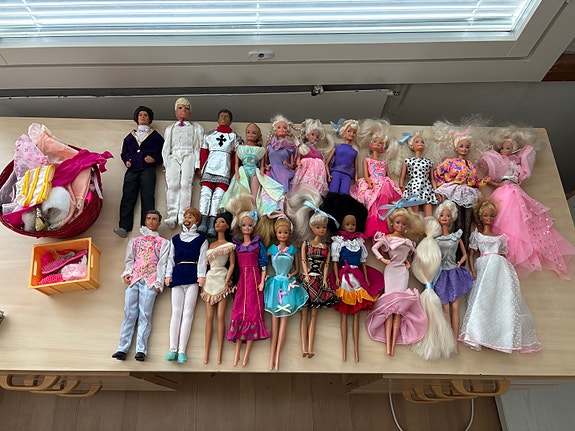 21 Barbie ja Ken -nukkea  + tarvikkeita