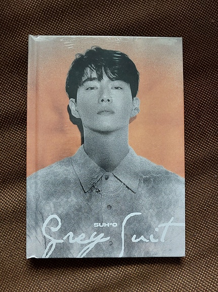 Suho Grey Suit albumi (uusi, avaamaton)