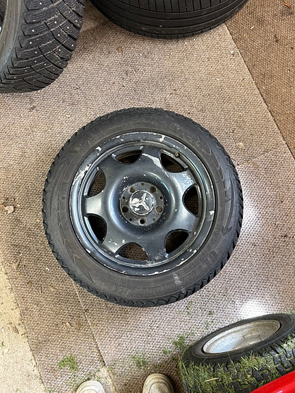 16” Mercedes-Benz OEM vanteet nastoilla