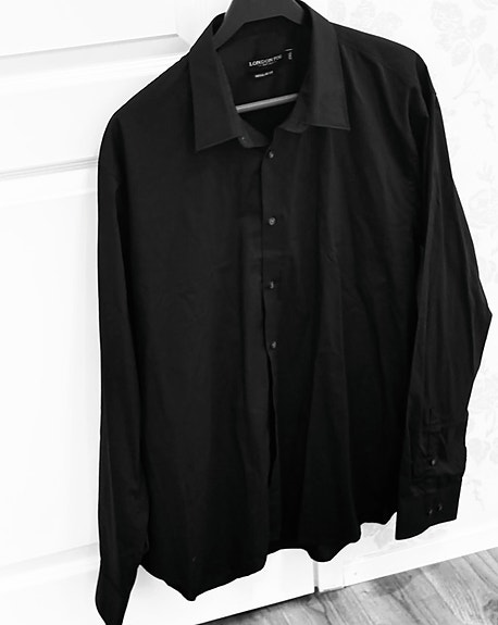 Musta kauluspaita