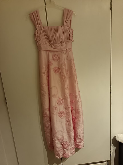 Vaaleanpunainen mekko