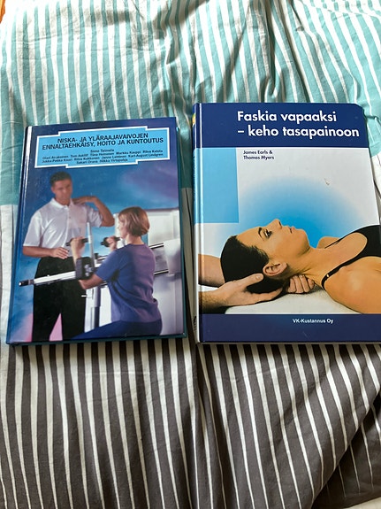 Vk-kustannus kolme kirjaa