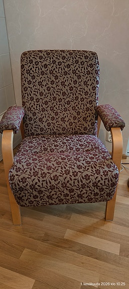 Pohjanmaan kalusteen nojatuoli kangasverhoilulla