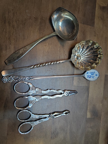 Vanhoja metallisia ottimia ja kauhoja