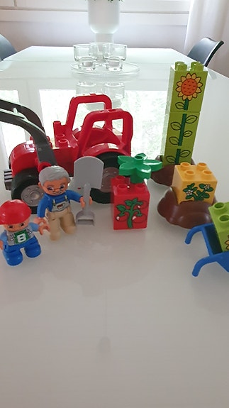 LEGO DUPLO traktori + kasvimaa + hahmoja