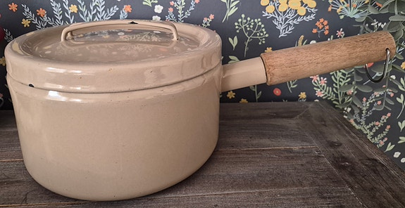 Finel emali kattila puukahvalla, beige