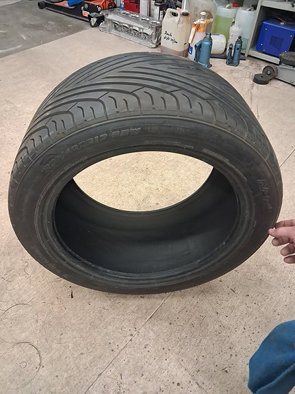 2 kpl Yokohama 275/45 ZR17 renkaita