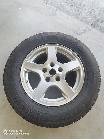 Jeep vanne renkaalla