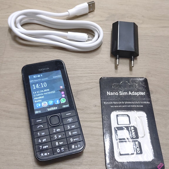 Nokia 208 matkapuhelin laturilla ja adapterisetillä