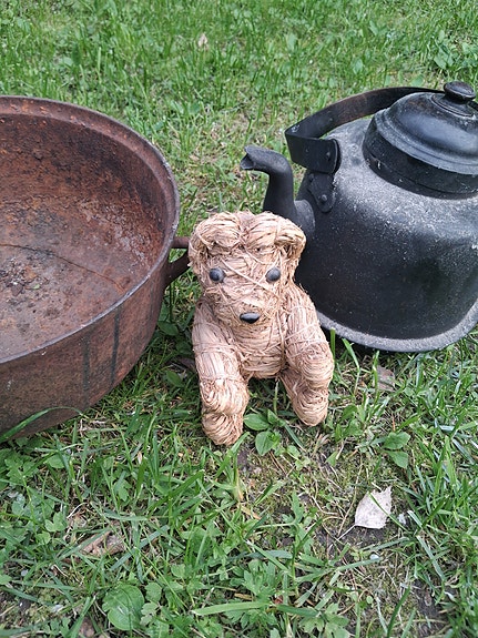 Pieni vanha pata,kahvipannu ja nalle