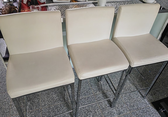 Valkoiset baarituolit