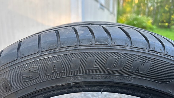 Kesärenkaat 235/45 19