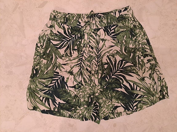 Valkoiset shortsit S