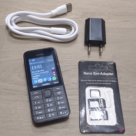 Nokia 208 matkapuhelin laturilla ja adapterisetillä