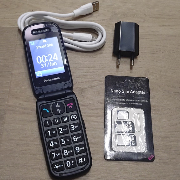Panasonic KX-TU466 Simpukkapuhelin Laturilla ja Adapterisetillä