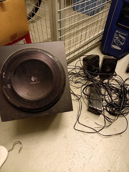 Logitech kaiutinsetti subwooferilla