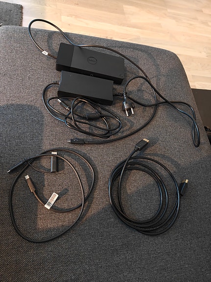 Dell WD19 telakka ja paljon kaapeleita