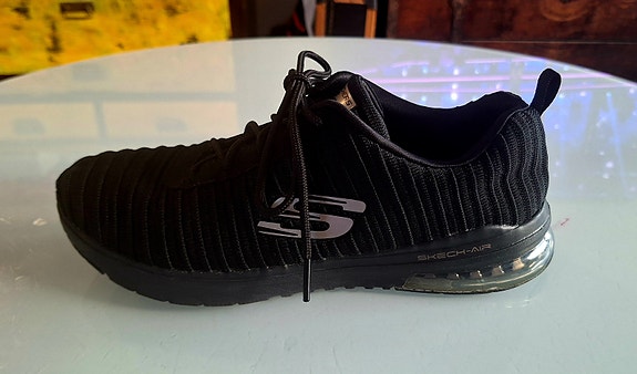 Mustat tyylikkäät Skechers lenkkarit 38-39, Skech-air