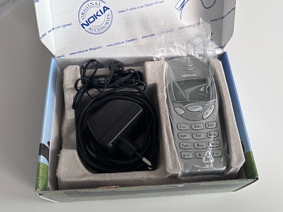 Nokia 3210 alkuperäisessä laatikossa