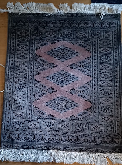Käsinsolmittu matto