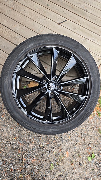 Myydään Nitro Aero FF 20" vanteet Bridgestone Potenza -renkailla.