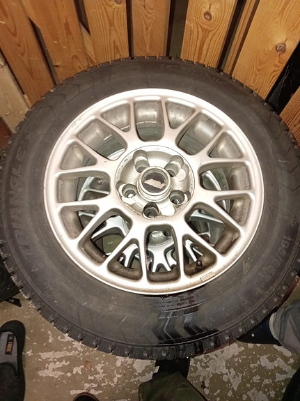 MSI 15" aluvanteet + renkaat (5x100)