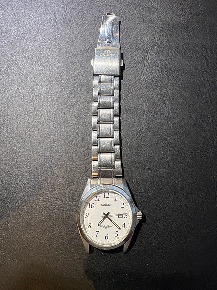 Orient quartz rannekello 100M päivyrillä (ranneke rikki)