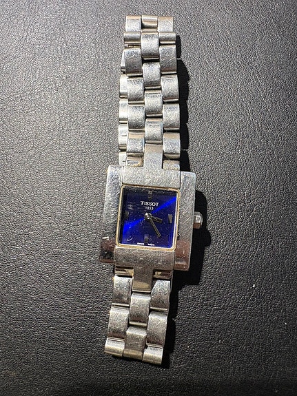 Tissot naisten Swiss Made rannekello sinisellä taululla