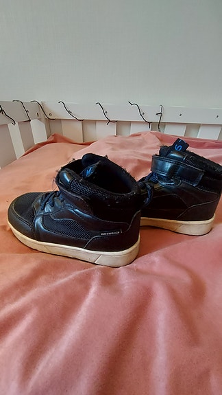 Mustat välikausikengät 25