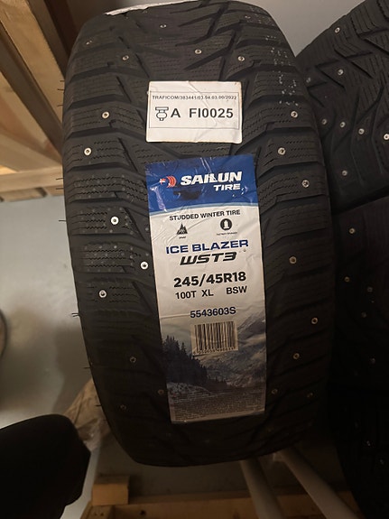 Sailun uudet talvirenkaat. 245/45/R18