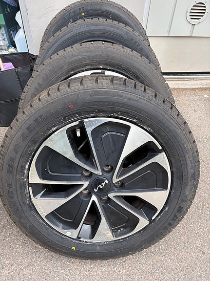 Kia Ceed 2022 OEM vanteet kitkarenkailla