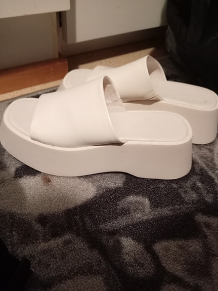 Naisten paksupohjaiset sandaalit