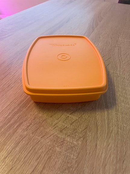 Tupperware oranssi säilytysrasia kannella