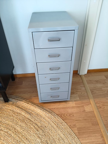 Harmaa laatikosto pyörillä