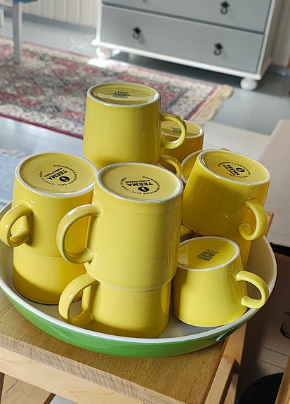 Arabia Teema keltaiset kahvikupit ja lautaset