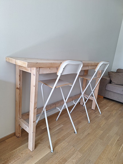 Pöytä ja tuolit