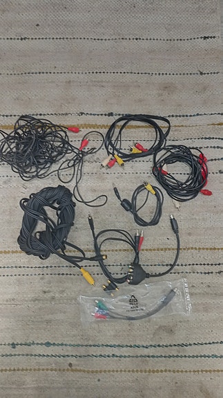 RCA kaapeleita ja adaptereita