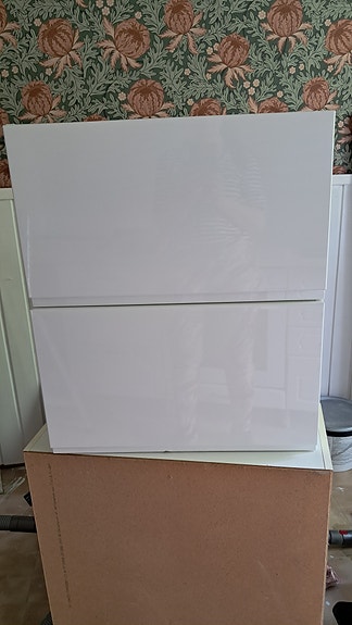 2 Ikean korkeakiiltoista seinäkaappia