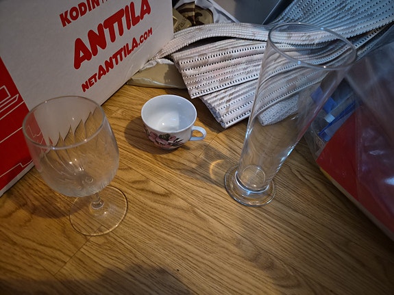 Laseja ja keramiikkaa.